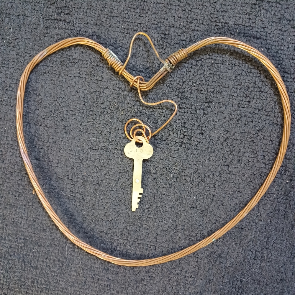 Rustic Heart-Shaped Wire Wall Decor with Key